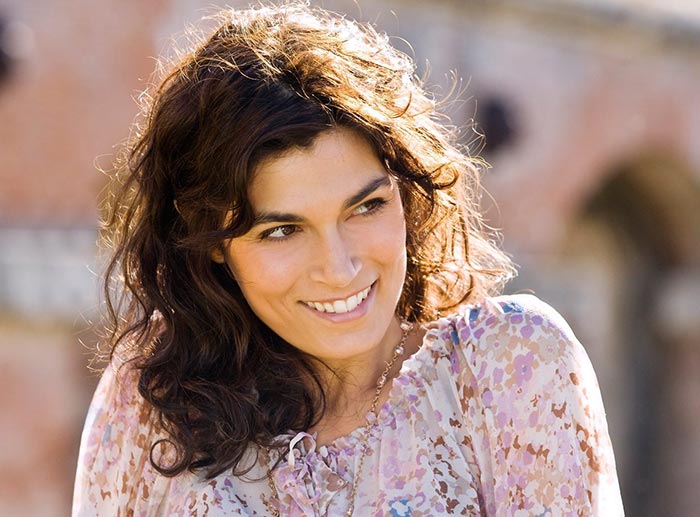 Валерия Соларино в фильме Земля святых