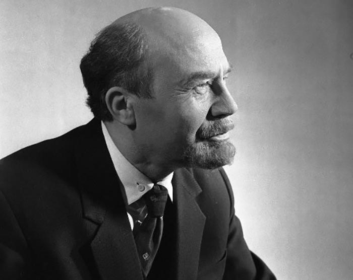 Василий Краснов в спектакле Кремлёвские куранты