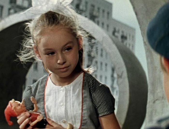 Виктория Чернакова в фильме Приключения желтого чемоданчика