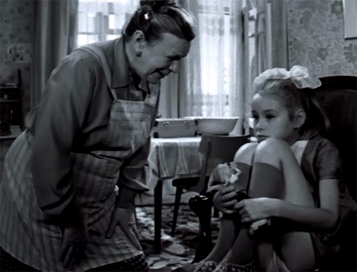 Виктория Чернакова и Татьяна Пельтцер в фильме Приключения желтого чемоданчика