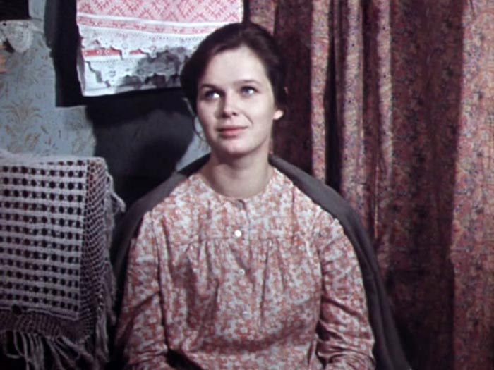 Виктория Смоленская в фильме Первые радости