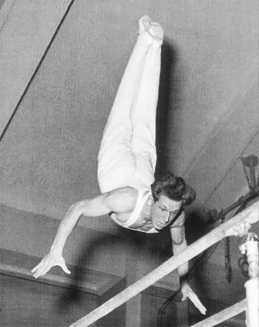 Валентин Муратов на брусьях