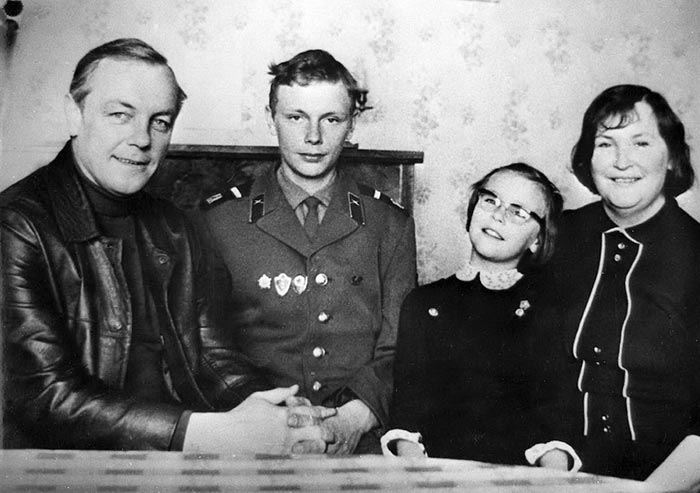 Валентина Николаева и Кирилл Лавров с детьми