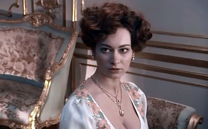 Юлия Левакова в сериале Секретная служба Его Величества