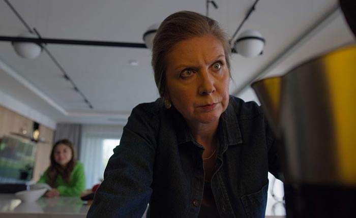 Юлианна Михневич в фильме Не одна дома