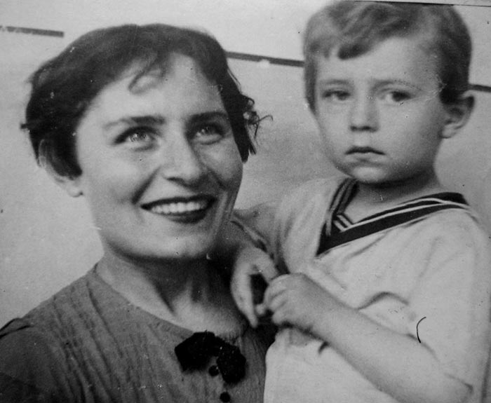 Жена Василия Алексеева с сыном Игорем