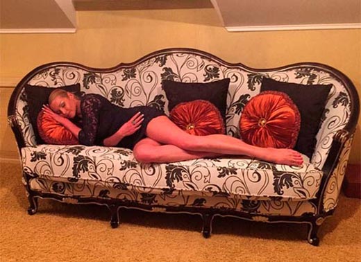 Анастасия Волочкова лежит на диване