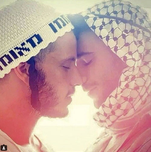 Еврей целуется с мусульманином