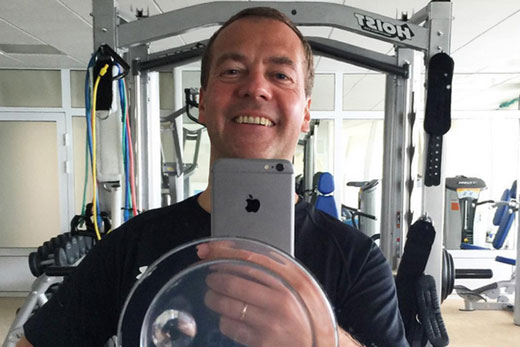 селфи Медведева в спортзале