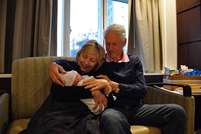 Клинтоны с внуком
