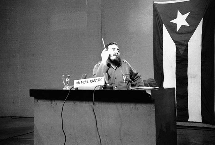 Фидель Кастро выступает