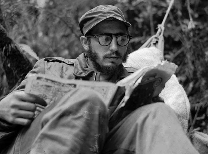 Фидель Кастро читает