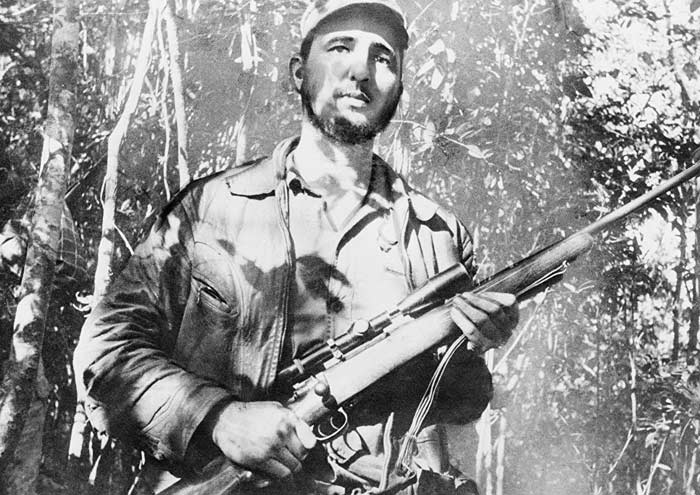 Фидель Кастро с автоматом