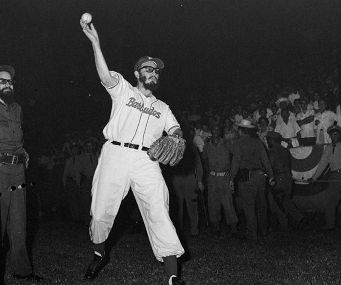 Фидель Кастро играет в бейсбол