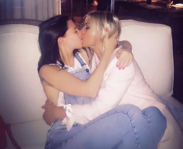 Ирина Салтыкова целует дочь