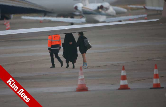 Ким Кардашьян садится в самолет