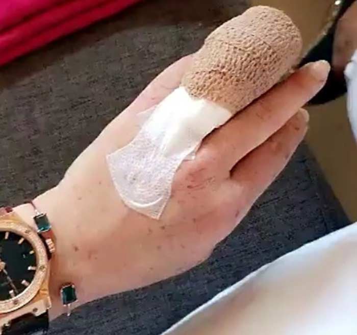 Линдси Лохан палец