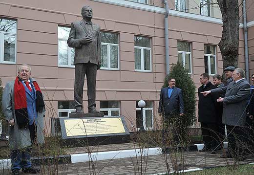 памятник Жириновскому