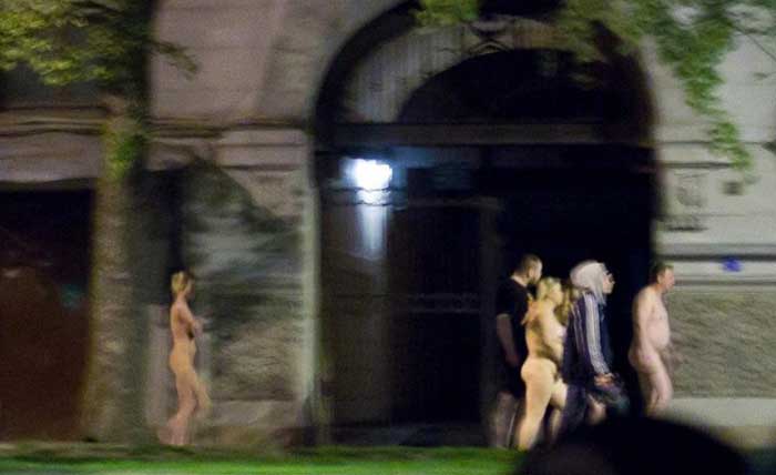 голые проститутки идут по Питеру