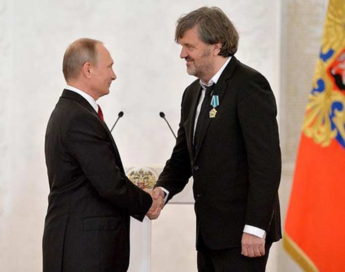 Путин вручает Кустурице Орден Дружбы