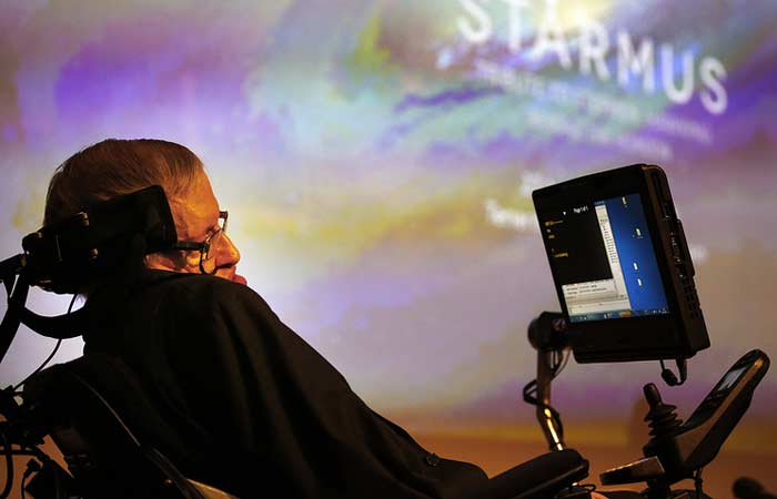 Стивен Хокинг с компьютером