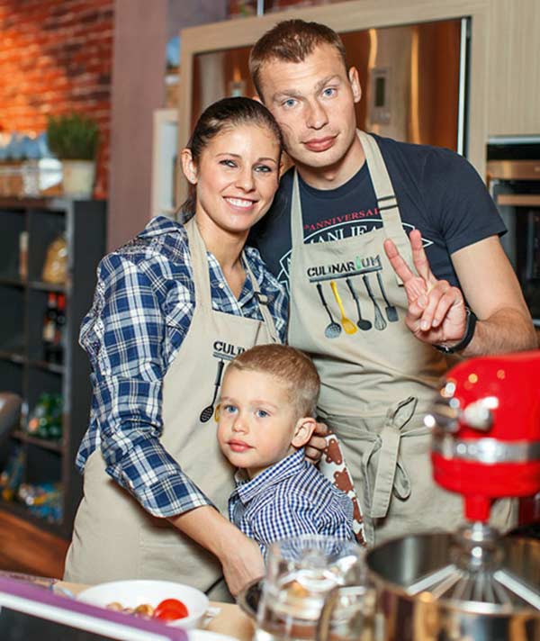 Василий Березуцкий с женой и сыном