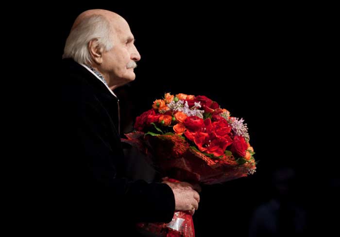 Владимир Зельдин с цветами