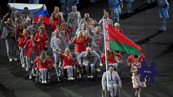 Параолимпийцы Белоруссии несут флаг России