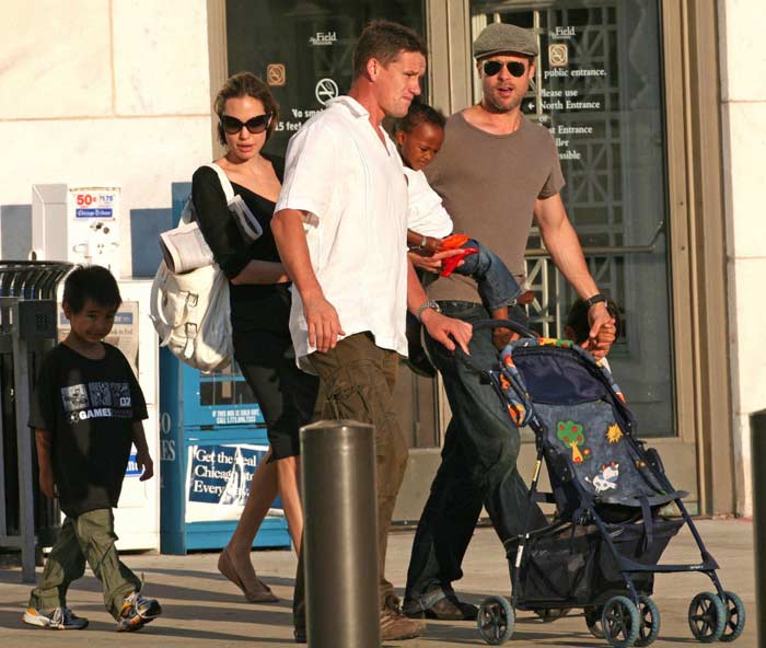 Марк Биллингем с детьми Джоли и Питта