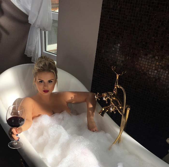 голая Анна Семенович в ванне