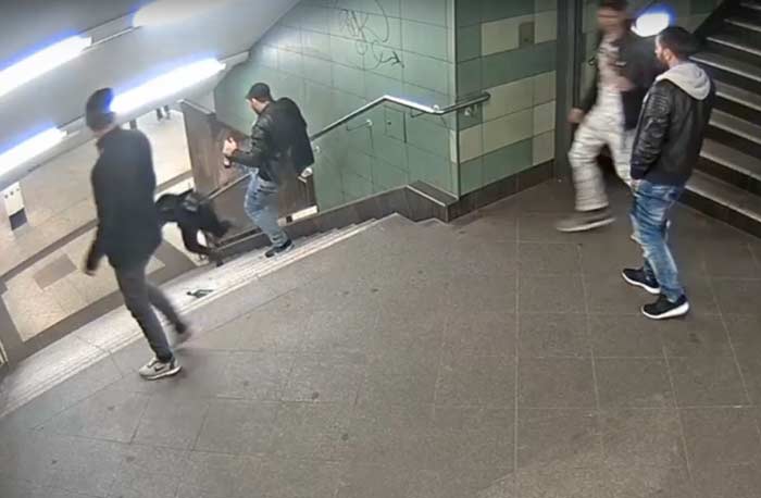 нападение на женщину в метро Берлина