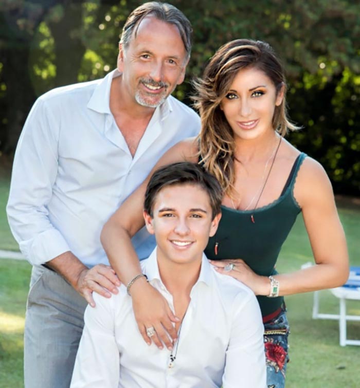 Сабрина с мужем и сыном