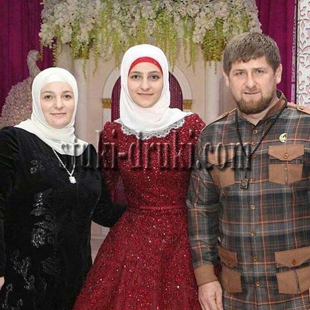 Айшат Кадырова с родителями