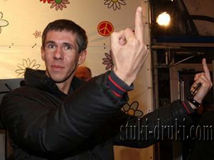 Алексей Панин показывает средний палец