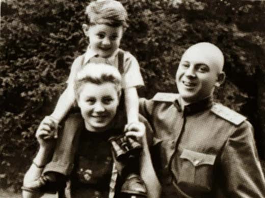Александр Бурдонский с родителями 2