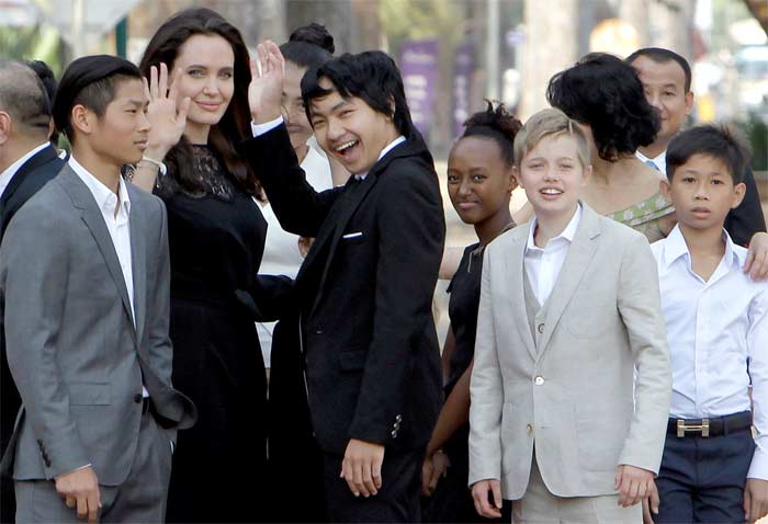 Анджелина Джоли на премьере фильма в Камбодже с детьми