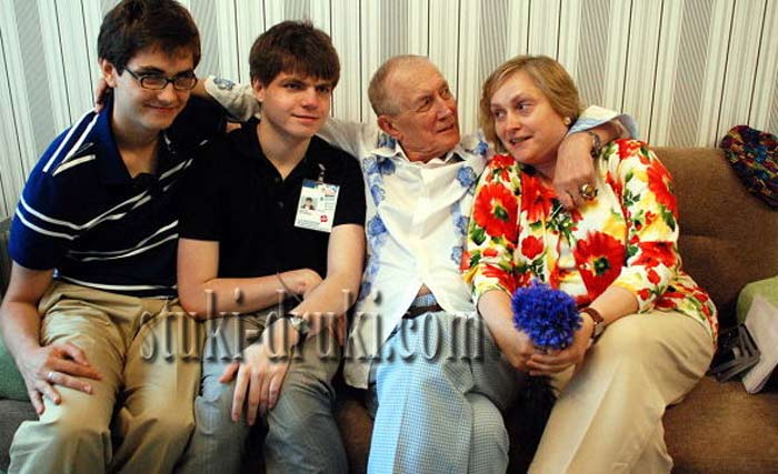 Евгений Евтушенко с семьей