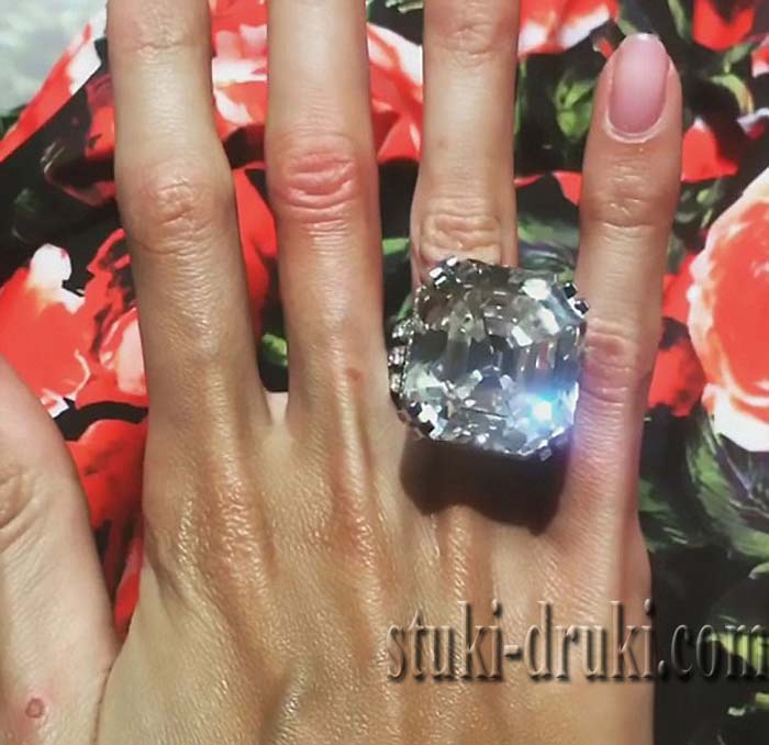 кольцо Ксении Царицыной с бриллиантом 70 карат