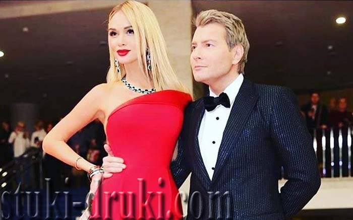 Виктория Лопырева в красном платье с Николаем Басковым
