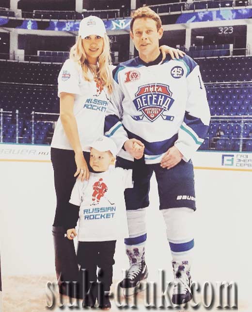 Павел Буре с женой и сыном