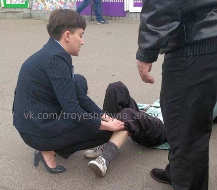 Надежда Савченко возле сбитой старушки