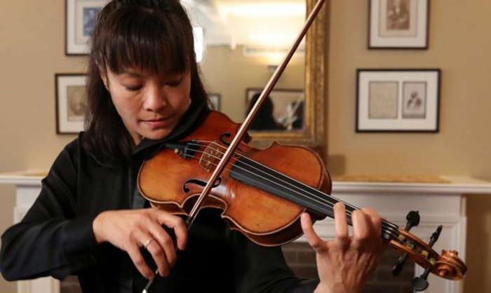 Мира Вонг играет на скрипке Страдивари
