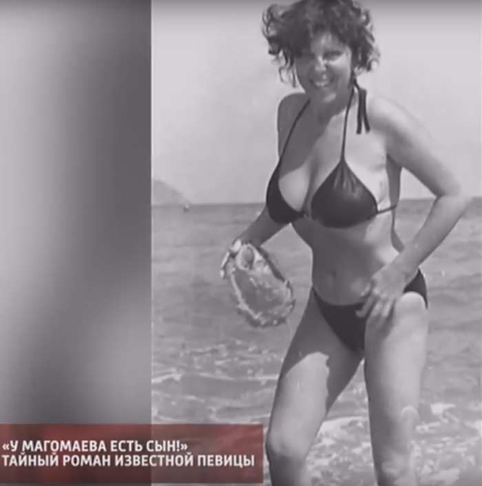 Божественная Наталья Кустинская в купальнике на песчаном пляже