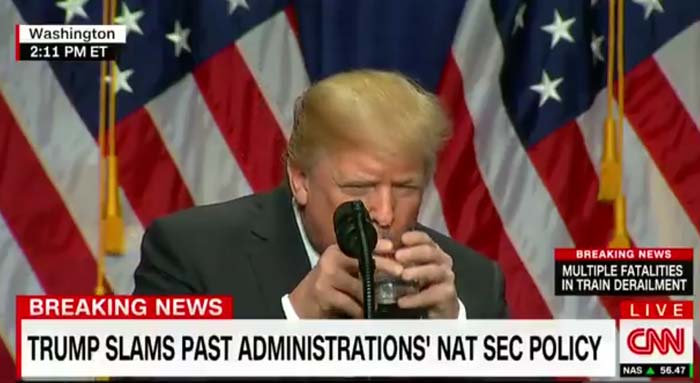 Трамп обхватил стакан двумя руками