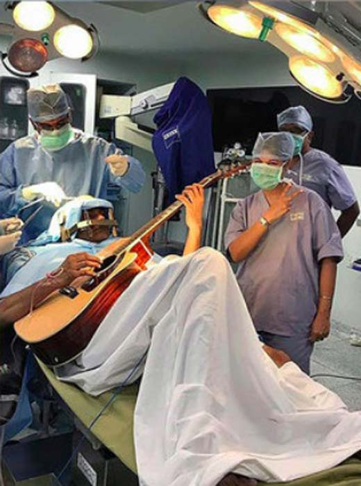 индиец играет на гитаре во время операции на мозге 2