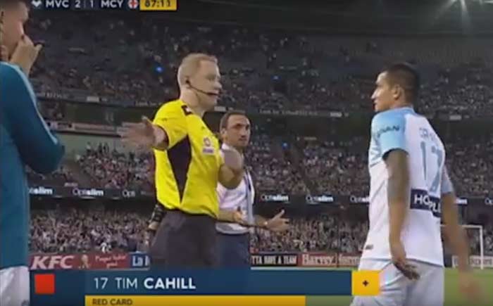 австралийский футболист красная карточка до выхода на поле