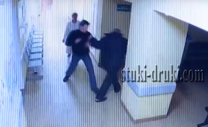пьяный пациент избивает врачей и охранника