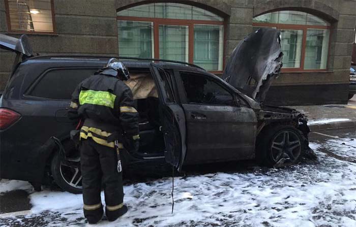 сгоревшие машины возле офиса адвоката адвоката Алексея Учителя