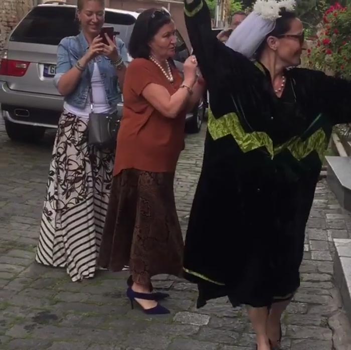 Алина Лазарева танцует