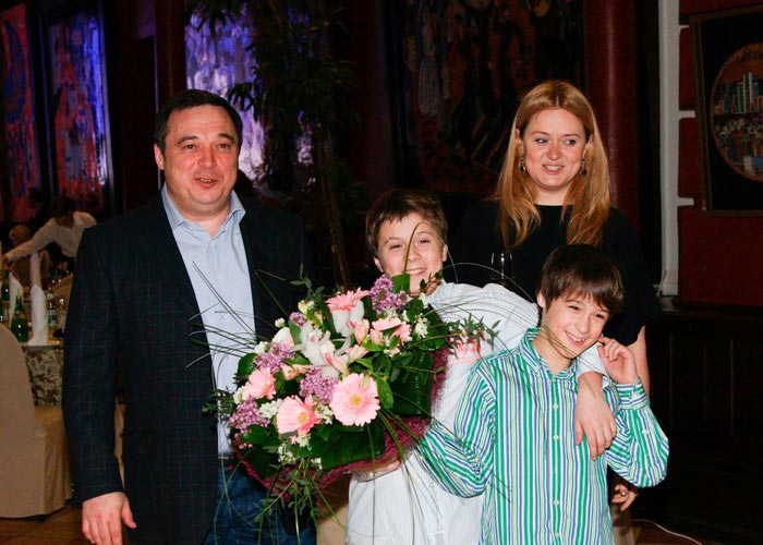 Альберт Баков и Анна Михалкова с детьми